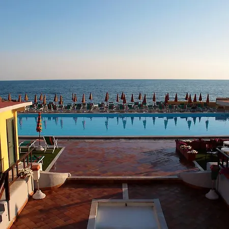 Отель Sunbay Park Чивитавеккья